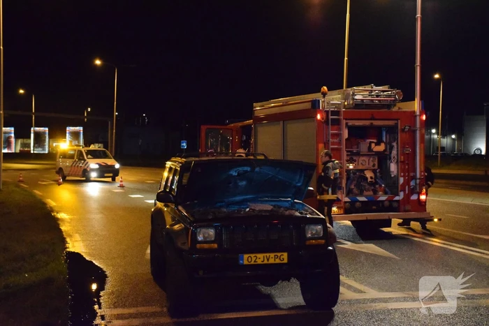 Jeep vat vlam voor stoplicht