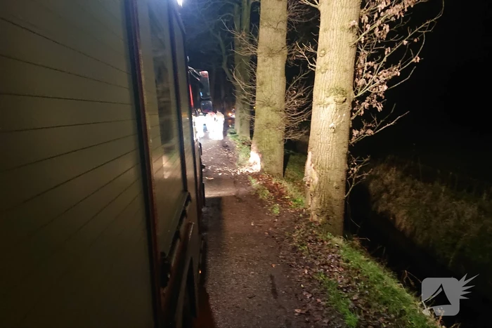Persoon ernstig gewond na aanrijding met meerdere bomen