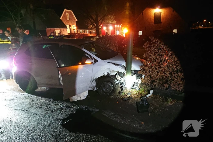 Persoon ernstig gewond na aanrijding met meerdere bomen