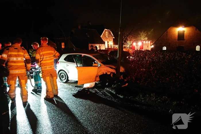 Persoon ernstig gewond na aanrijding met meerdere bomen