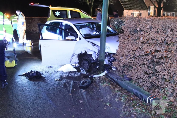 Persoon ernstig gewond na aanrijding met meerdere bomen