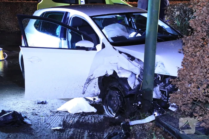 Persoon ernstig gewond na aanrijding met meerdere bomen