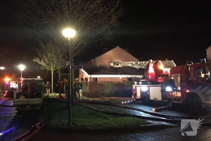Persoon uit brandende woning gered