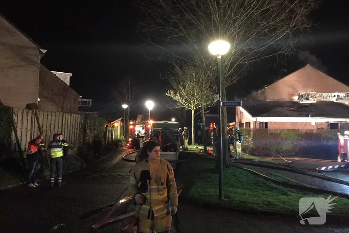 Persoon uit brandende woning gered