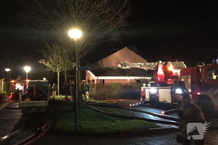 Persoon uit brandende woning gered