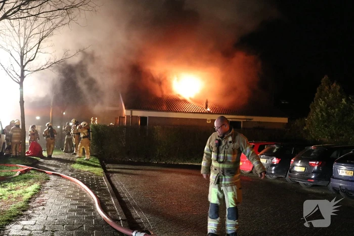 Persoon uit brandende woning gered