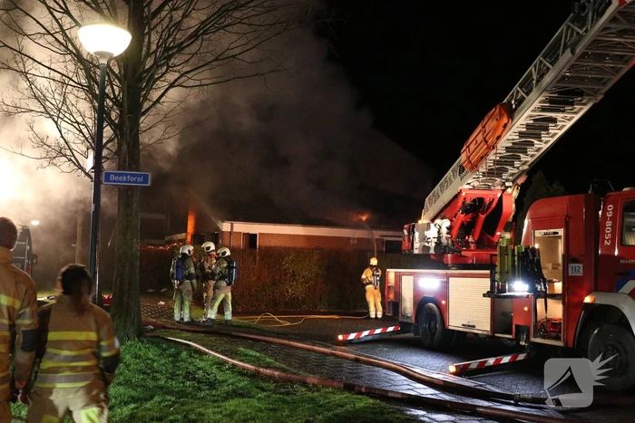 Persoon uit brandende woning gered