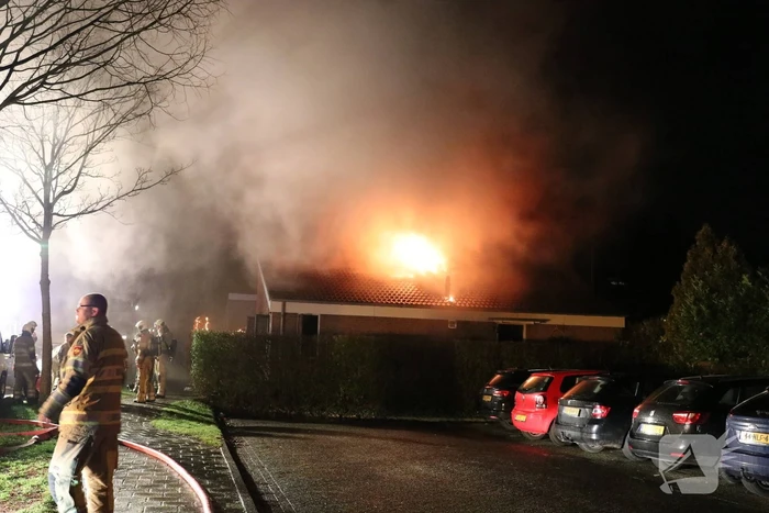 Persoon uit brandende woning gered