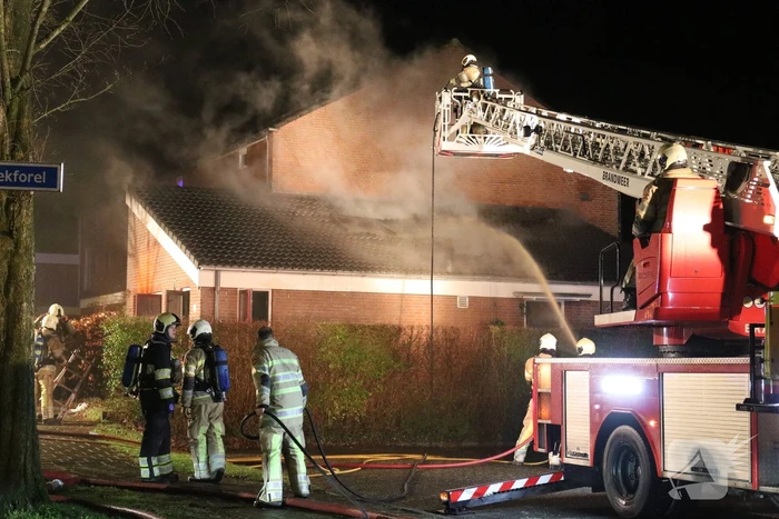 Persoon uit brandende woning gered