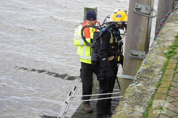 Bergingsactie voor te water geraakt auto