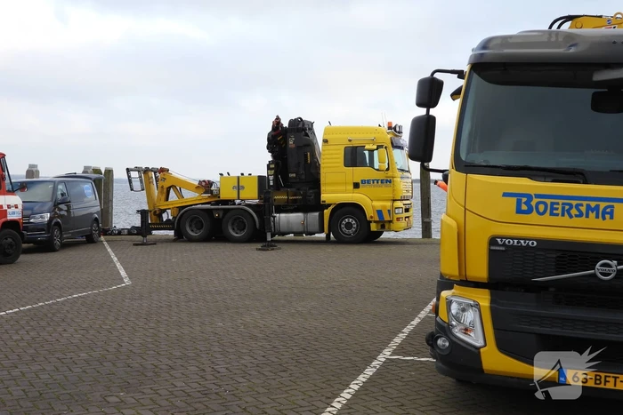 Bergingsactie voor te water geraakt auto