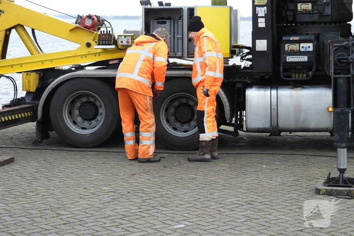 Bergingsactie voor te water geraakt auto