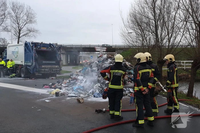 Vuilniswagen kiept smeulend afval op straat