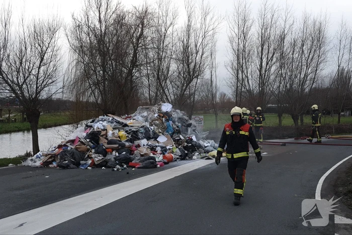 Vuilniswagen kiept smeulend afval op straat