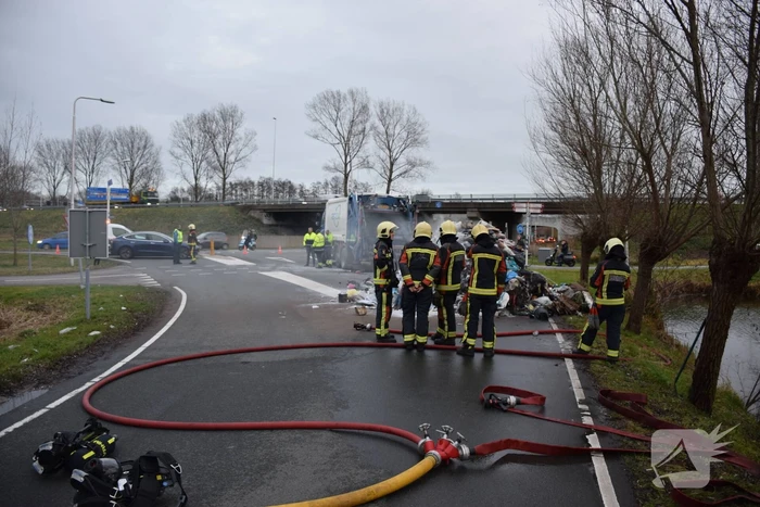 Vuilniswagen kiept smeulend afval op straat