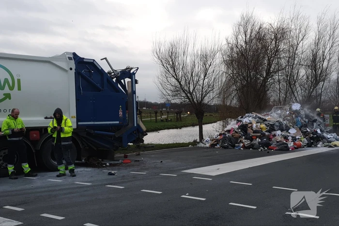 Vuilniswagen kiept smeulend afval op straat