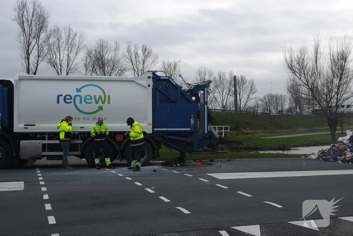 Vuilniswagen kiept smeulend afval op straat