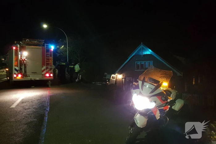 Auto met paardentrailer botst tegen huis.