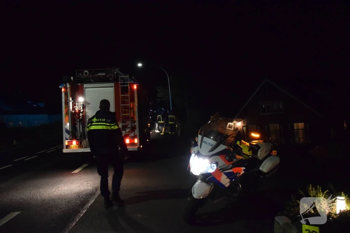 Auto met paardentrailer botst tegen huis.