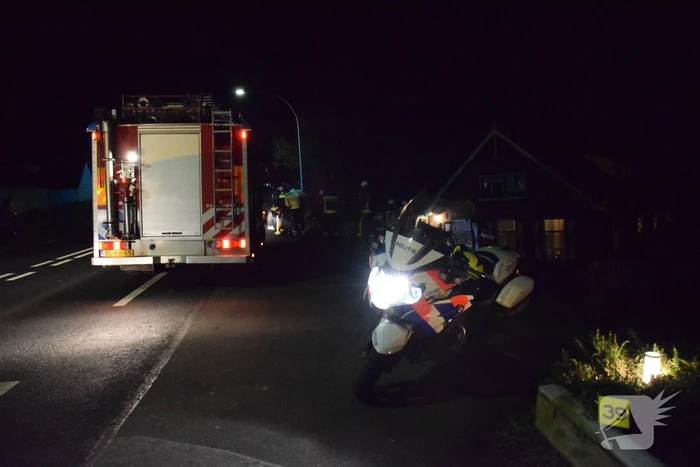 Auto met paardentrailer botst tegen huis.