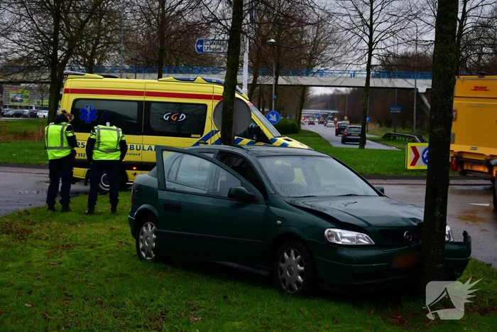 Bestuurster wordt onwel en rijdt tegen boom