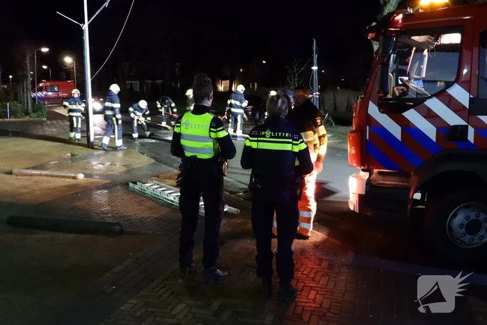 Omgewaaide boom valt op kabels met verlichting