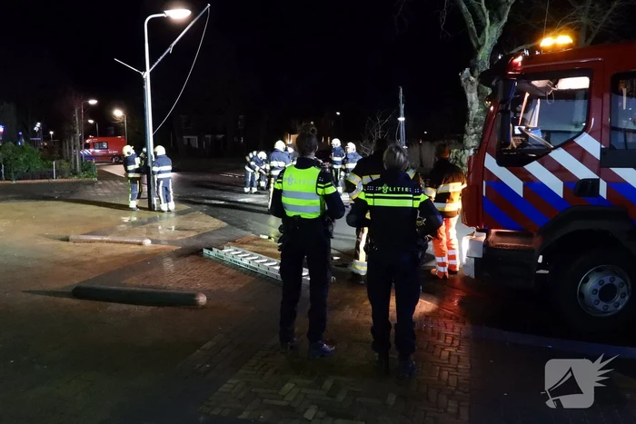 Omgewaaide boom valt op kabels met verlichting