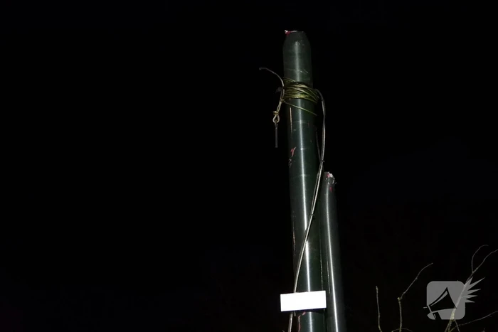 Omgewaaide boom valt op kabels met verlichting