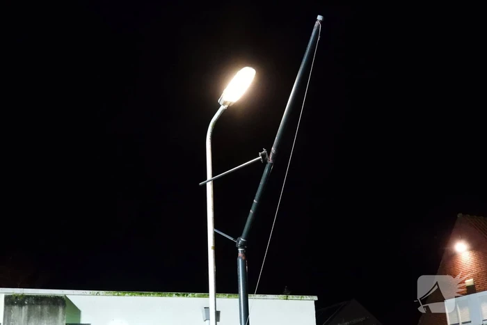 Omgewaaide boom valt op kabels met verlichting
