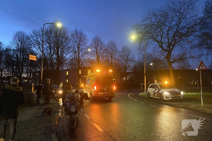Bestuurder Mercedes laat fietser gewond achter
