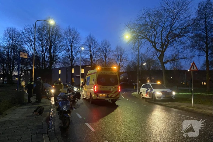 Bestuurder Mercedes laat fietser gewond achter