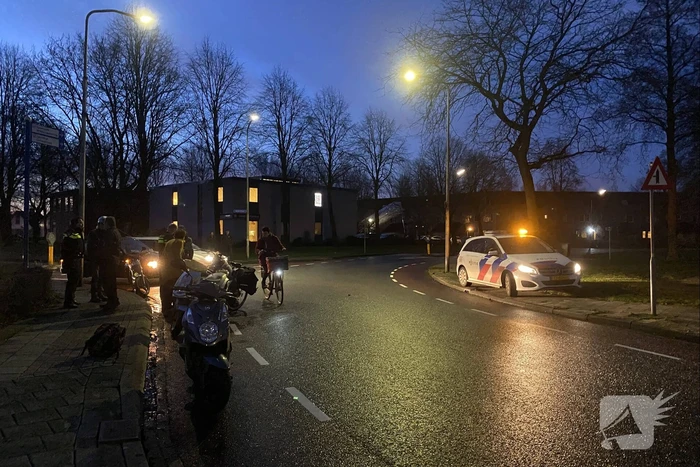 Bestuurder Mercedes laat fietser gewond achter