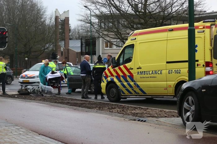 Scooterrijder gewond bij aanrijding op kruising
