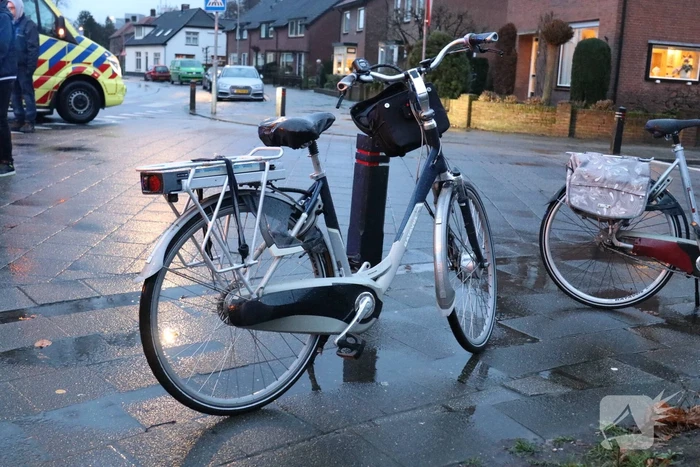 Fietsers met elkaar in botsing op kruising