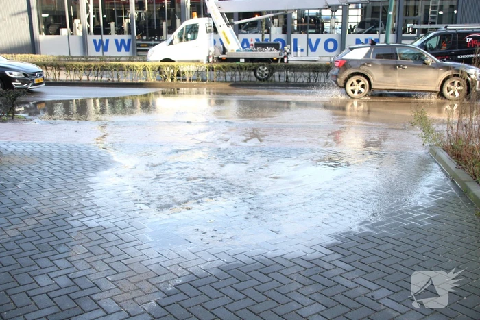 Gesprongen waterleiding zet straat onder water