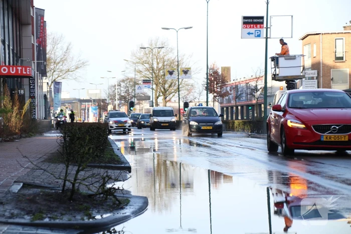 Gesprongen waterleiding zet straat onder water