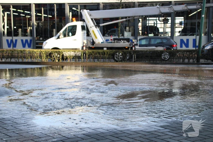 Gesprongen waterleiding zet straat onder water