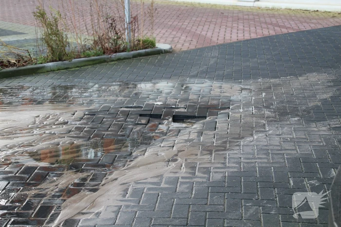 Gesprongen waterleiding zet straat onder water