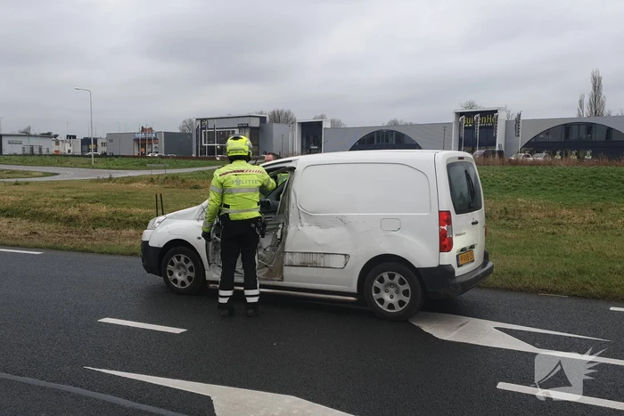 Bestuurder bestelbus gewond na ongeval