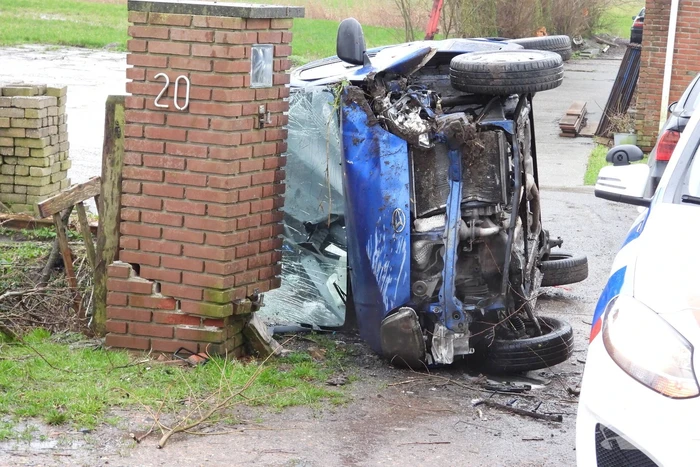 Auto belandt op zijn kant na eenzijdig ongeval