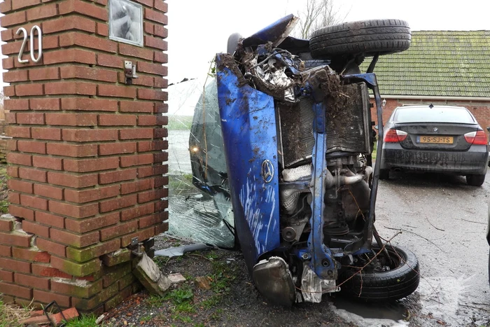 Auto belandt op zijn kant na eenzijdig ongeval