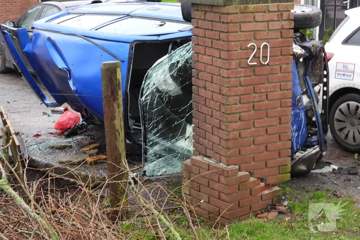 Auto belandt op zijn kant na eenzijdig ongeval