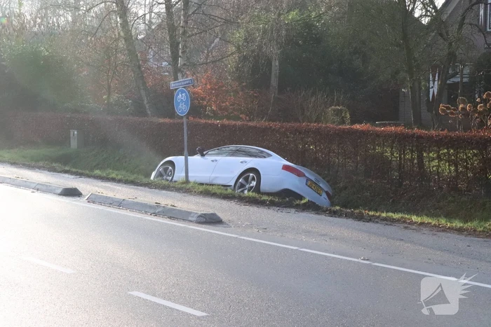 Personenauto belandt in sloot na uitwijkmanoeuvre