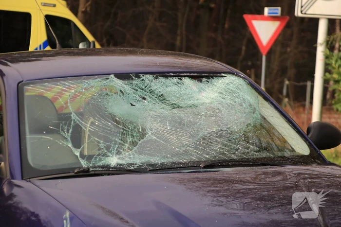 Wielrenner gelanceerd door afslaande auto