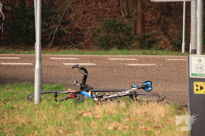 Wielrenner gelanceerd door afslaande auto