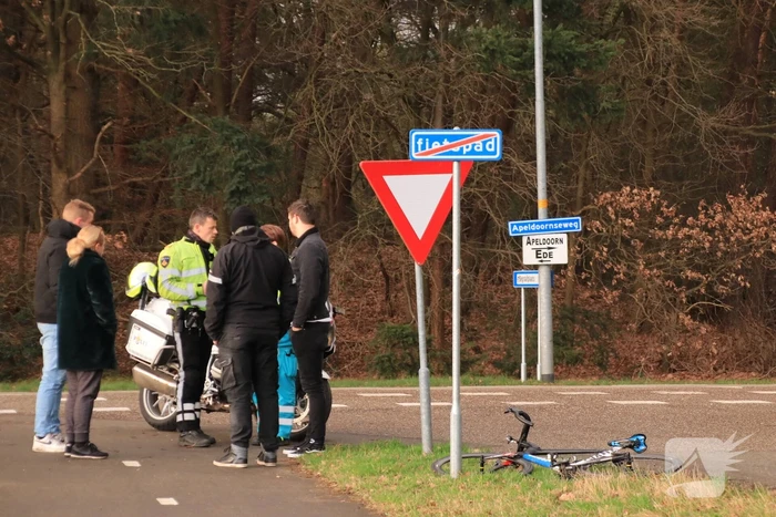 Wielrenner gelanceerd door afslaande auto