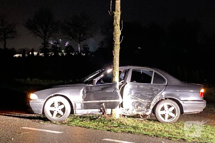 Auto flink beschadigd na eenzijdige aanrijding