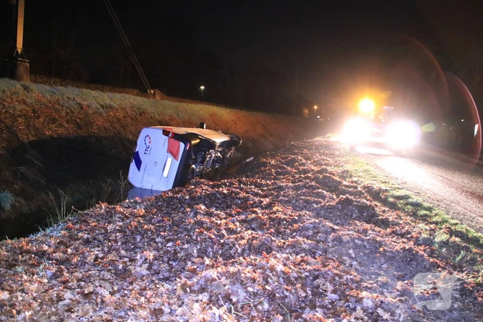 Beschonken bestuurder belandt in sloot en raakt rijbewijs kwijt