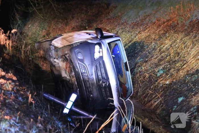 Beschonken bestuurder belandt in sloot en raakt rijbewijs kwijt