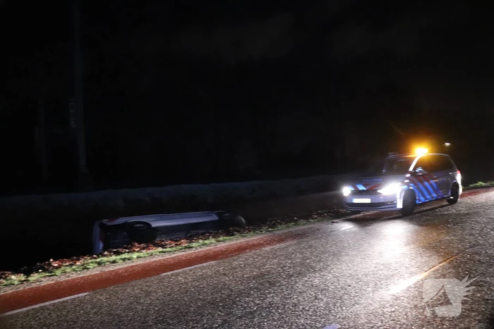 Beschonken bestuurder belandt in sloot en raakt rijbewijs kwijt